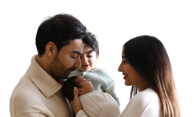 شاهد .. فيديو لطيف للغاية.. عقيل الرئيسي يؤكد حمل فرح الهادي بالطفل الثالث