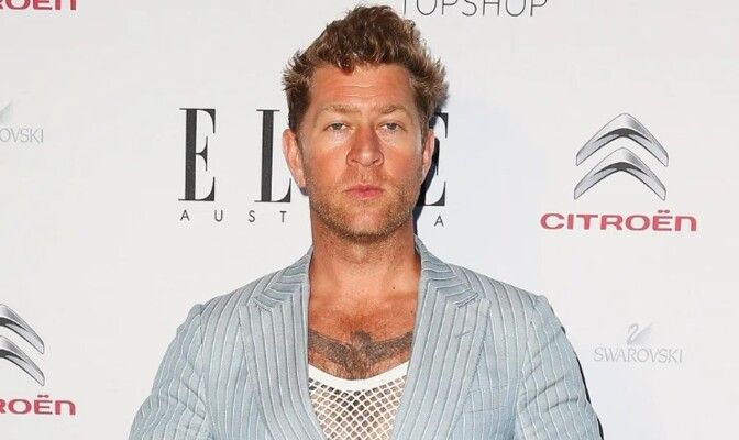 شاهد .. دان سينغل يعود من حافة الموت إلى منصات الموضة