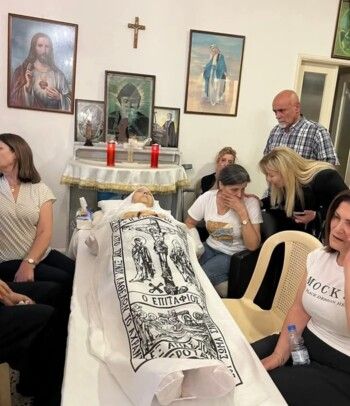 شاهد .. الصور الأخيرة لـ نهاد الشامي في توديعها قبل دفنها