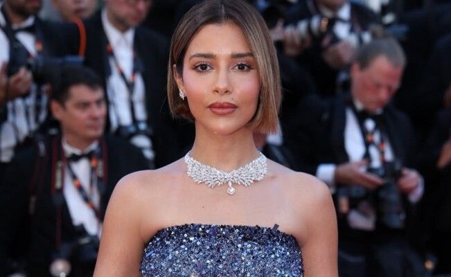 شاهد .. بلقيس تخطف الأنظار في مهرجان كان بإطلالة ساحرة من أوسكار دي لا رينتا