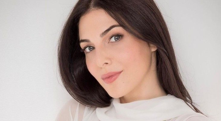 شاهد .. رزان جمال بإطلالة ساحرة بالـ"Burgundy" في مهرجان "كان" وسعرها بآلاف الدولارات