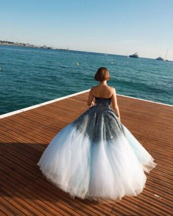 شاهد .. بلقيس تخطف الأنظار في مهرجان كان بإطلالة ساحرة من أوسكار دي لا رينتا