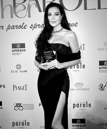 شاهد .. نادين نسيب نجيم تحصل على جائزة عالمية .. ولمن أهدتها؟