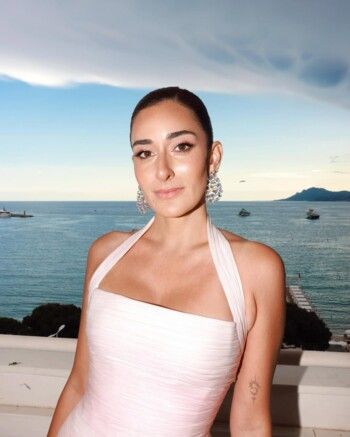 شاهد .. أمينة خليل تضج أنوثة بفستان خيالي من توقيع رامي قاضي في مهرجان كان