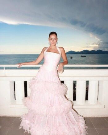 شاهد .. أمينة خليل تضج أنوثة بفستان خيالي من توقيع رامي قاضي في مهرجان كان