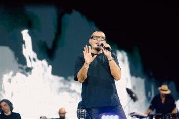 شاهد .. عمرو دياب يحيي حفلاً جماهيرياً ضخماً بأغاني لا تُنسى