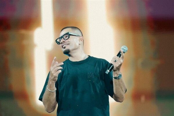 شاهد .. عمرو دياب يحيي حفلاً جماهيرياً ضخماً بأغاني لا تُنسى