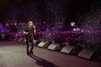 شاهد .. عمرو دياب يحيي حفلاً جماهيرياً ضخماً بأغاني لا تُنسى
