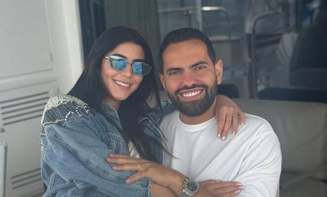 شاهد .. بطريقة رومانسية.. ريم سامي تحتفل بعيد زواجها الأول