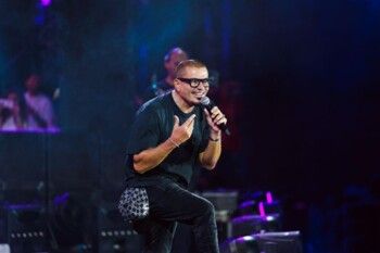 شاهد .. عمرو دياب يحيي حفلاً جماهيرياً ضخماً بأغاني لا تُنسى