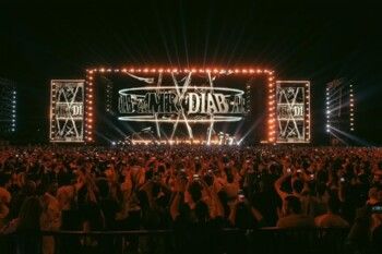 شاهد .. عمرو دياب يحيي حفلاً جماهيرياً ضخماً بأغاني لا تُنسى