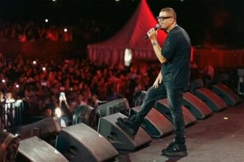 شاهد .. عمرو دياب يحيي حفلاً جماهيرياً ضخماً بأغاني لا تُنسى