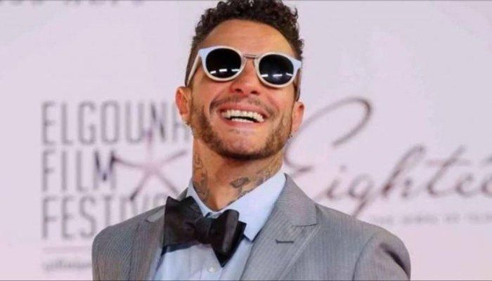 الفنان أحمد الفيشاوي يرد بحدة على منتقدي مظهره: «اخرس يا اللي مبتفهمش»