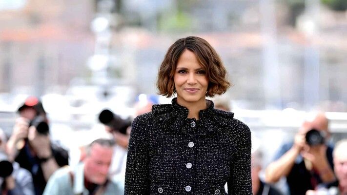 شاهد .. إطلالة هالي بيري تخفي وراءها تضحية غير متوقعة