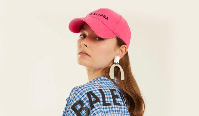 شاهد .. الإطلالة الصيفية لا تكتمل من دون قبعة.. إليكم صيحات قبعات الموسم