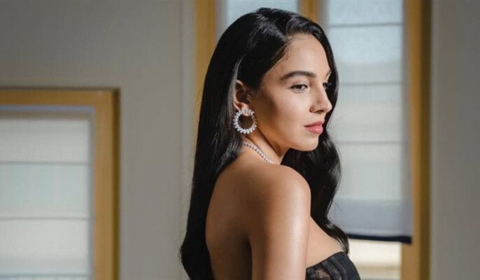 شاهد .. سلمى أبو ضيف تتألق بفستان أسود شفاف في كان يقدر سعره بآلاف الدولارات