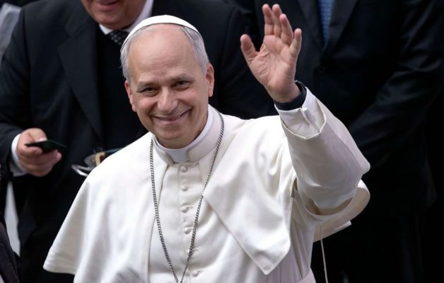 شاهد .. شقيق البابا ليو الرابع عشر يخرق البروتوكول وهذا ما قام به