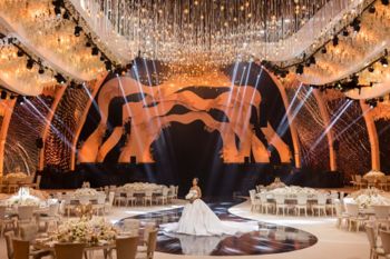 شاهد .. زوج يومي كان متزوجاً من لبنانية وأقام لها حفل زفاف أسطوري .. بالصور