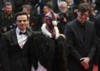 شاهد .. الرجل الطائر يخطف الأضواء في مهرجان كان 2025