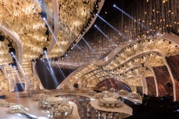 شاهد .. زوج يومي كان متزوجاً من لبنانية وأقام لها حفل زفاف أسطوري .. بالصور