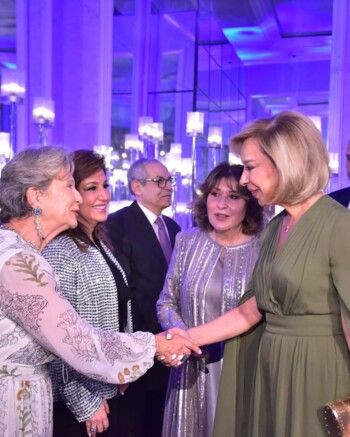 شاهد .. ليست أول مرة .. إليكم إطلالات السيدة الأولى نعمت عون بتوقيع إيلي صعب