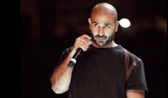 شاهد .. أحمد سعد يحتفل بحصوله على دمية "لابوبو"