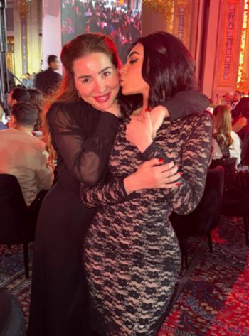 شاهد .. لفتة محبة من ميرهان حسين لـ مي عز الدين وهكذا وصفتها