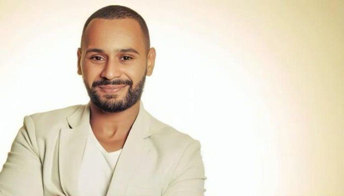 بعد عام من الاعتزال.. الفنان المغربي محمد الريفي يعود إلى الغناء بحفل «لحن العودة»