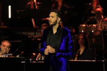 شاهد .. بالتعاون مع أوركسترا قطر الفيلهارمونية ..عمر الرحباني يشعل أجواء الدوحة تحت عنوان "لبنانيات"