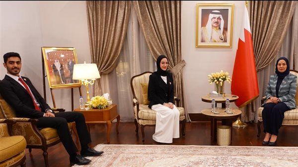 سفيرة البحرين بالقاهرة تستقبل الشباب البحريني المشارك بمنحة ناصر للقيادة الدولية