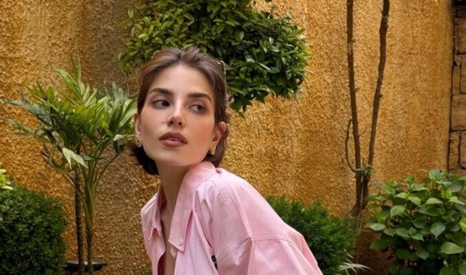 شاهد .. سينتيا صموئيل تستمتع بأجواء البترون الصيفية بروب الاستحمام