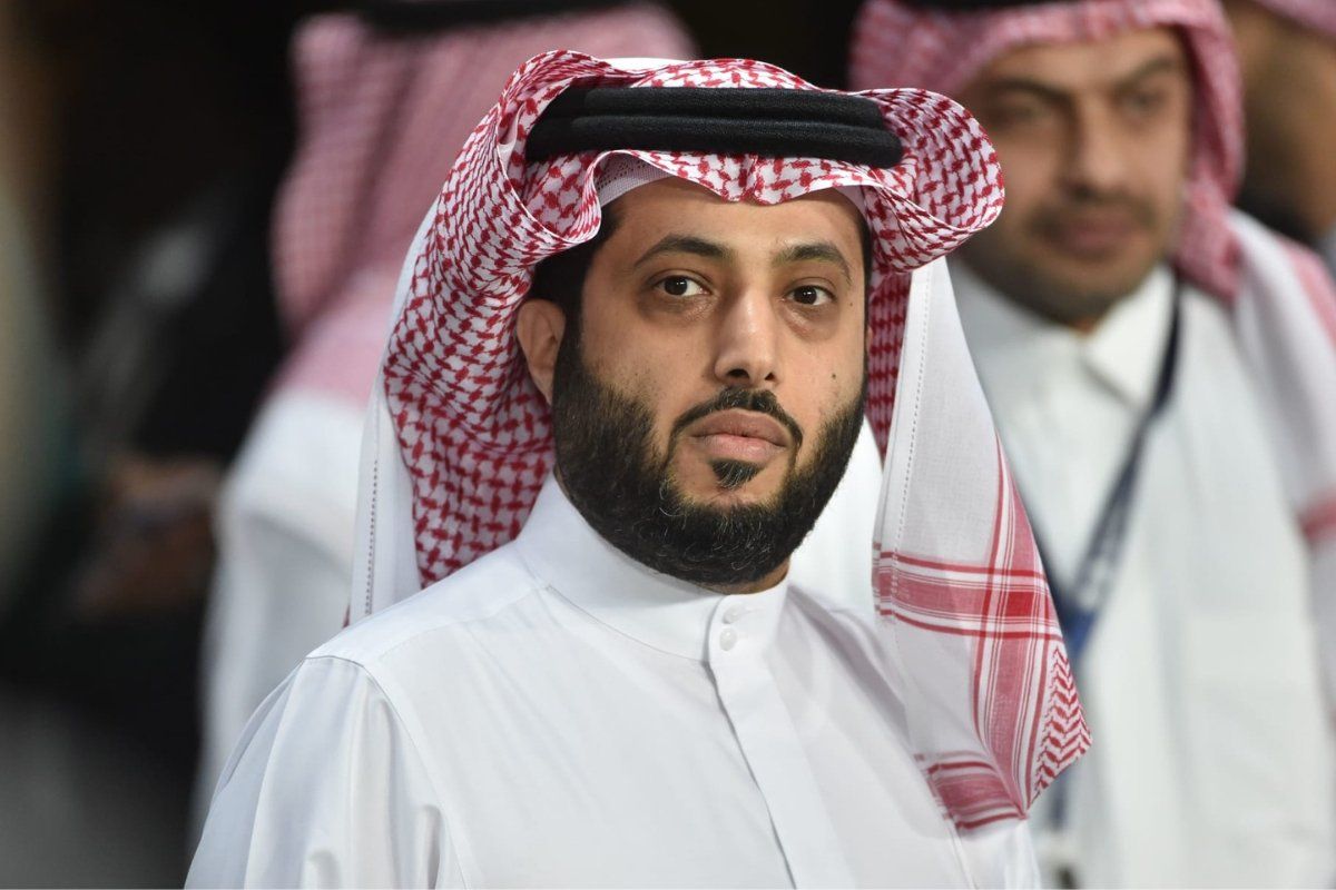 مفاجأة تركي آل الشيخ: من رجل دولة ورياضة إلى نجم فني أغانيه تحطم الأرقام!