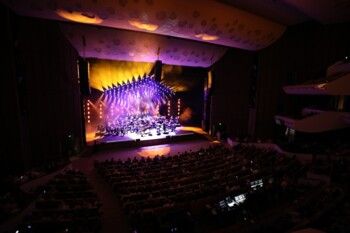 شاهد .. بالتعاون مع أوركسترا قطر الفيلهارمونية ..عمر الرحباني يشعل أجواء الدوحة تحت عنوان "لبنانيات"