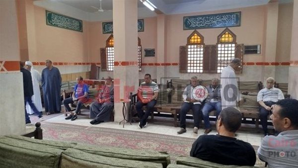 مدير فرع النادي الأهلي بالتجمع الخامس أول الحاضرين في عزاء شقيقة محمود الخطيب بقنا