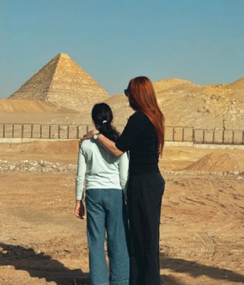 شاهد .. في لحظة وجدانية أمام الأهرامات.. كارول سماحة توجه رسالة مؤثرة لإبنتها تالا