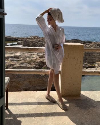 شاهد .. سينتيا صموئيل تستمتع بأجواء البترون الصيفية بروب الاستحمام