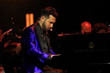 شاهد .. بالتعاون مع أوركسترا قطر الفيلهارمونية ..عمر الرحباني يشعل أجواء الدوحة تحت عنوان "لبنانيات"