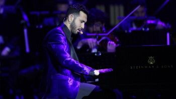 شاهد .. بالتعاون مع أوركسترا قطر الفيلهارمونية ..عمر الرحباني يشعل أجواء الدوحة تحت عنوان "لبنانيات"