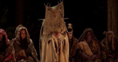 “Yellowjackets” يعود بموسم رابع.. استمرار التشويق والنجاة بعد تحطم الطائرة