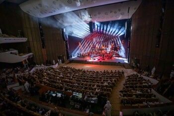 شاهد .. بالتعاون مع أوركسترا قطر الفيلهارمونية ..عمر الرحباني يشعل أجواء الدوحة تحت عنوان "لبنانيات"