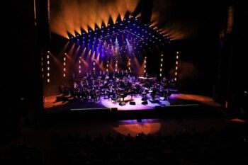 شاهد .. بالتعاون مع أوركسترا قطر الفيلهارمونية ..عمر الرحباني يشعل أجواء الدوحة تحت عنوان "لبنانيات"