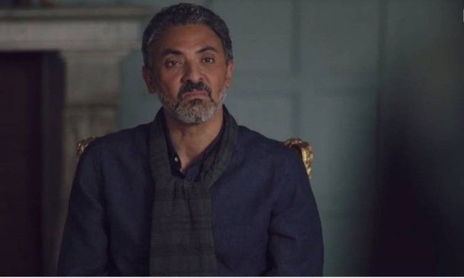 شاهد .. فتحي عبد الوهاب يربك الجمهور برسالة غامضة