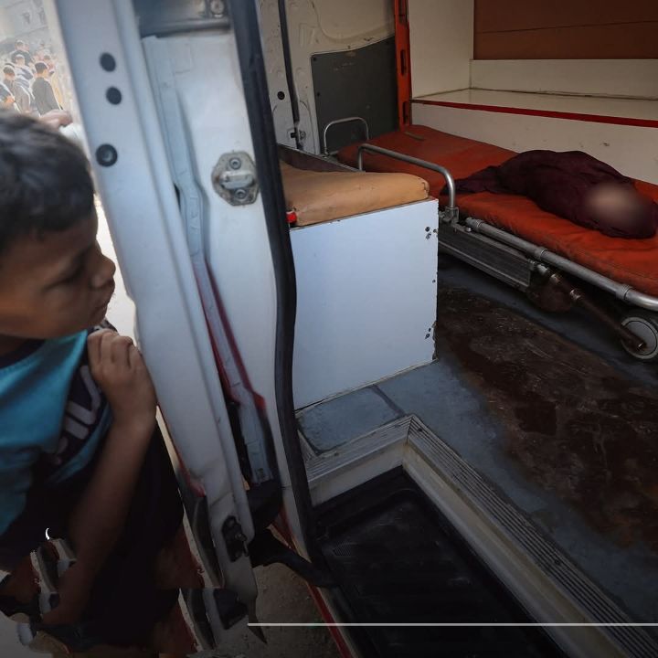 يحدّق في جثمان رضيع شهيد لا يعرفه لكن يشبهه