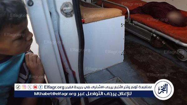 يحدّق في جثمان رضيع شهيد لا يعرفه لكن يشبهه