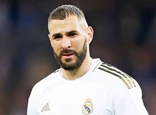 شاهد .. كريم بنزيما يُعلن خطوبته على هذه الممثلة الشهيرة