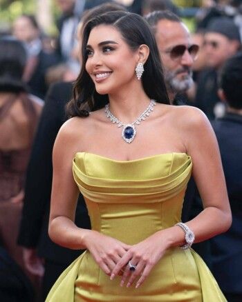 شاهد .. شاهدوا.. ياسمين صبري ترتدي أغلى قطعة موجودة ضمن اطلالات المجوهرات في كان