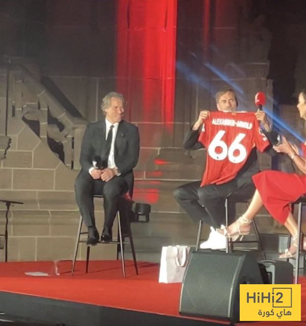 صورة .. كلوب يدعم ارنولد ويدافع عنه امام جماهير الريدز