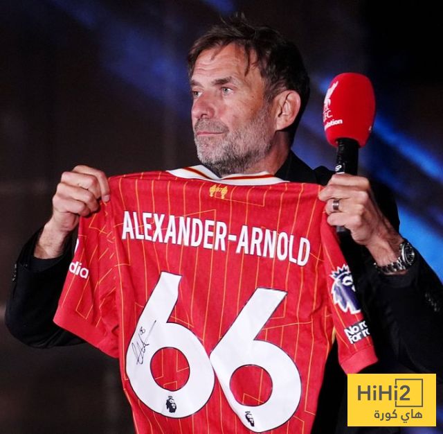 صورة .. كلوب يدعم ارنولد ويدافع عنه امام جماهير الريدز