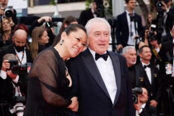 شاهد .. سكارليت جوهانسون ورويبرت دونيرو إستحقا هذه الألقاب في مهرجان كان