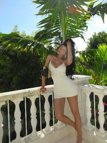 شاهد .. بأجواء صيفية.. كايلي جينر تستعرض جمالها بفستان أبيض ضيق